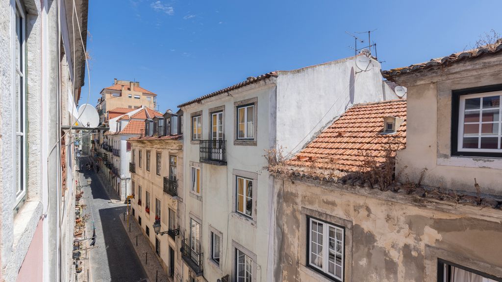 Bright 1BR Flat in Bairro Alto by LovelyStay