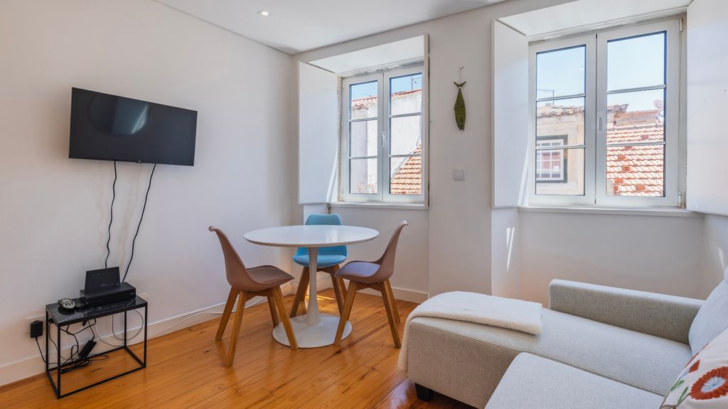 Bright 1BR Flat in Bairro Alto by LovelyStay