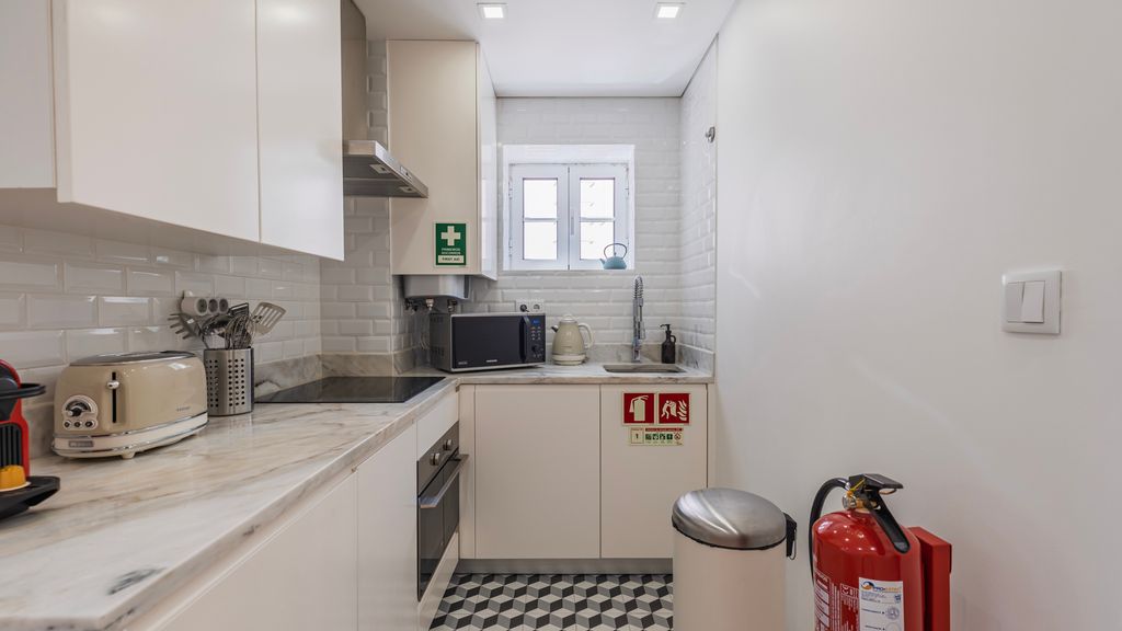 Bright 1BR Flat in Bairro Alto by LovelyStay