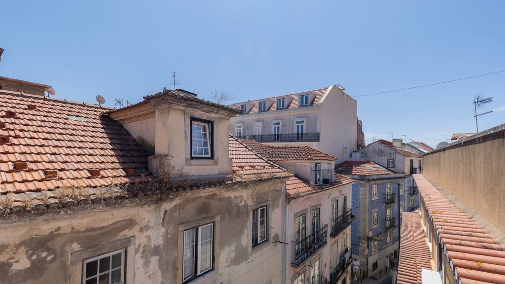 Bright 1BR Flat in Bairro Alto by LovelyStay