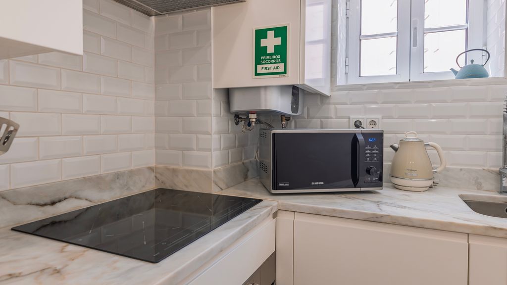 Bright 1BR Flat in Bairro Alto by LovelyStay