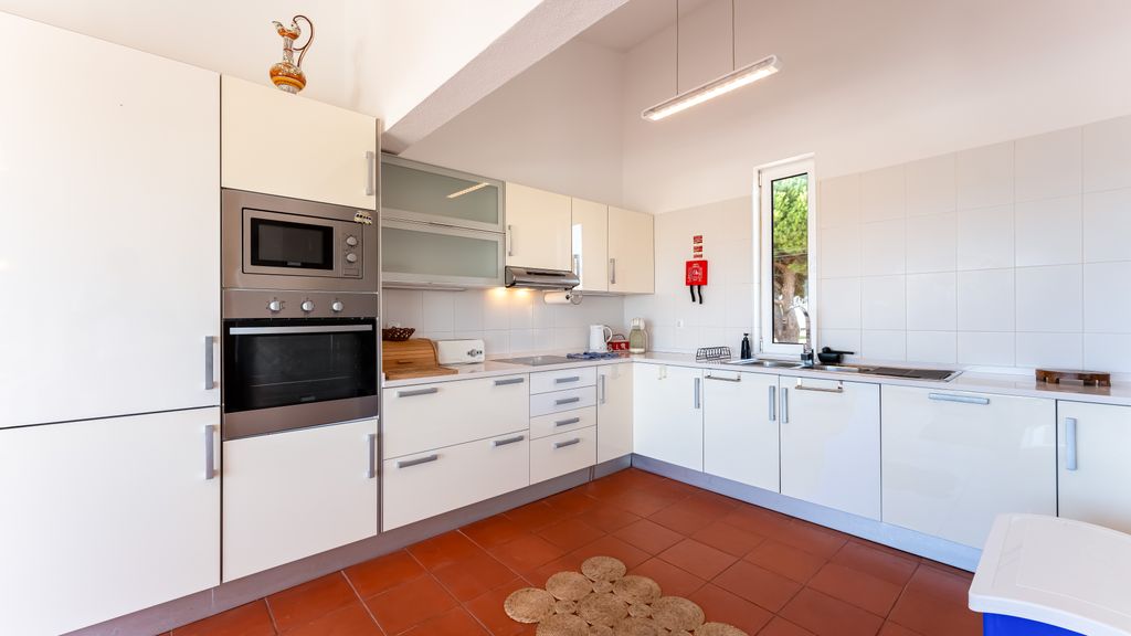 Ocean View 2 BDR House With Patio by LovelyStay