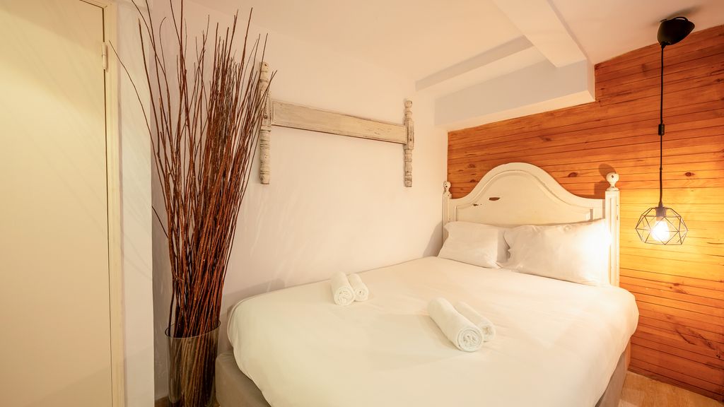 Cozy Getaway in Alfama by LovelyStay