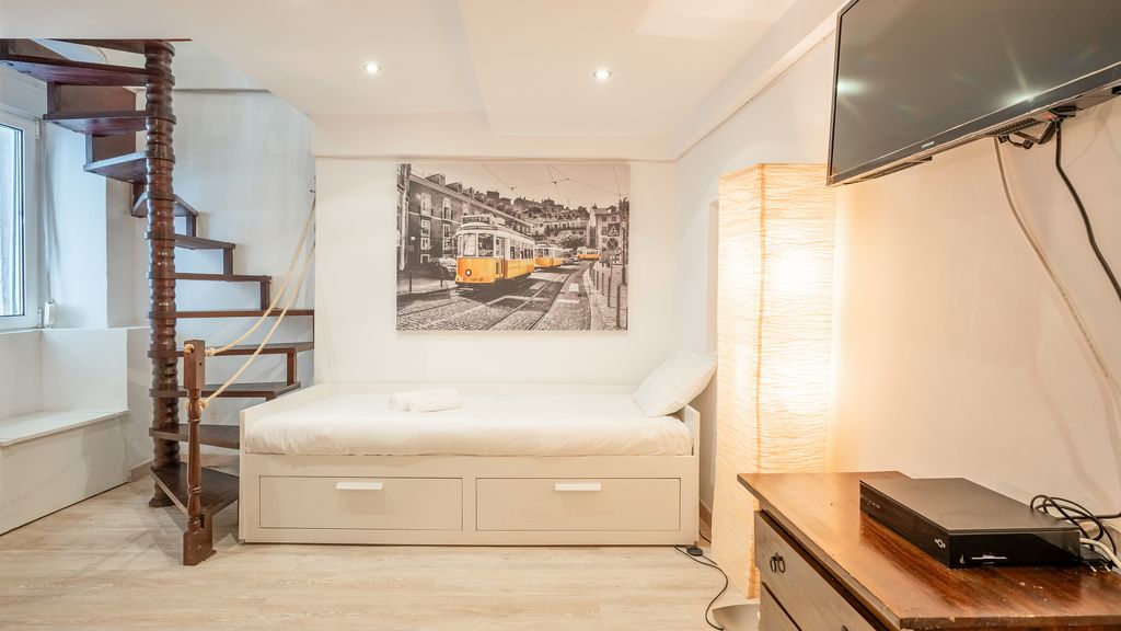Cozy Getaway in Alfama by LovelyStay
