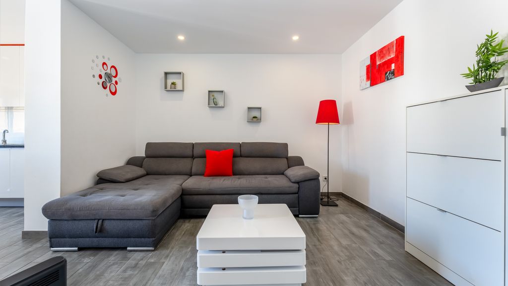 Red Velvet 1 BDR Flat With Balcony by LovelyStay
