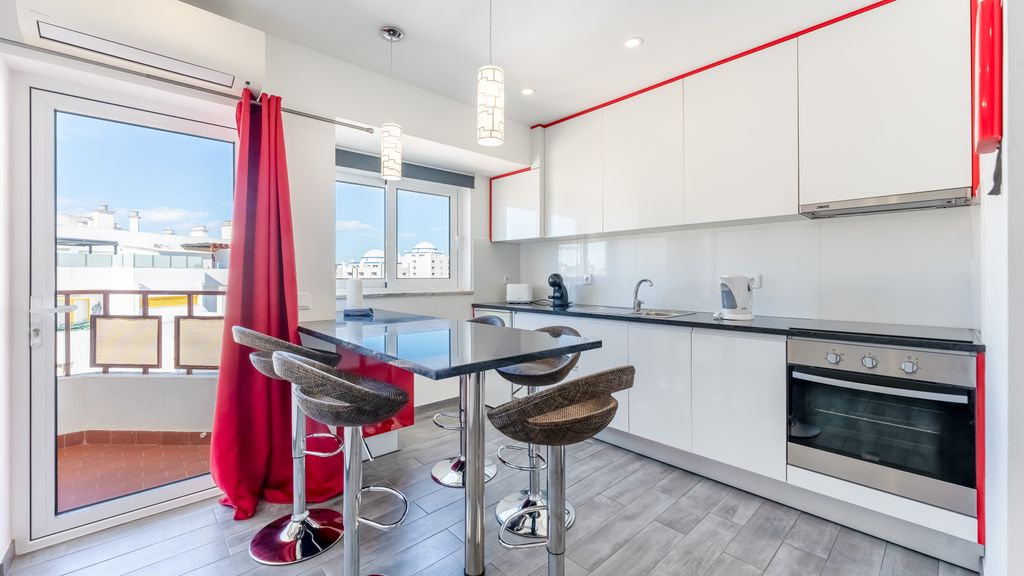 Red Velvet 1 BDR Flat With Balcony by LovelyStay