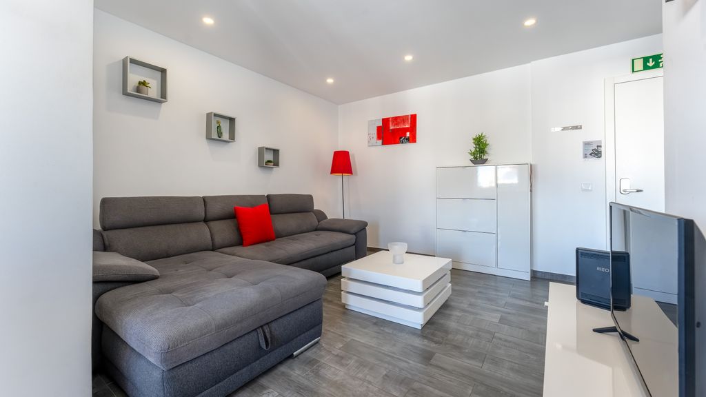 Red Velvet 1 BDR Flat With Balcony by LovelyStay