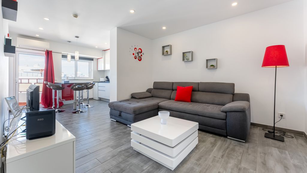 Red Velvet 1 BDR Flat With Balcony by LovelyStay