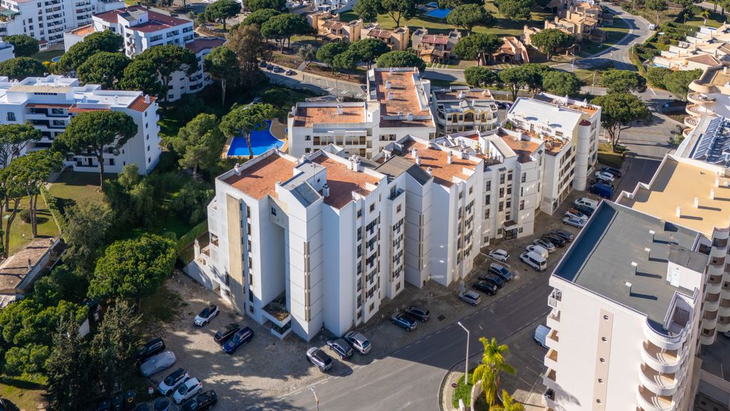 2 BDR Flat With Pool in Vilamoura by LovelyStay