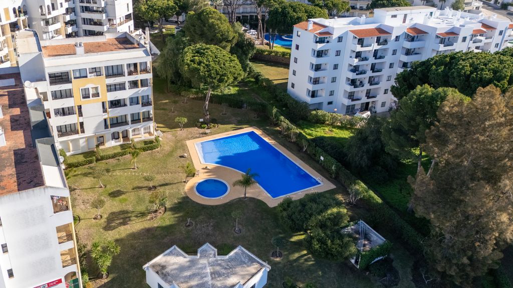 2 BDR Flat With Pool in Vilamoura by LovelyStay