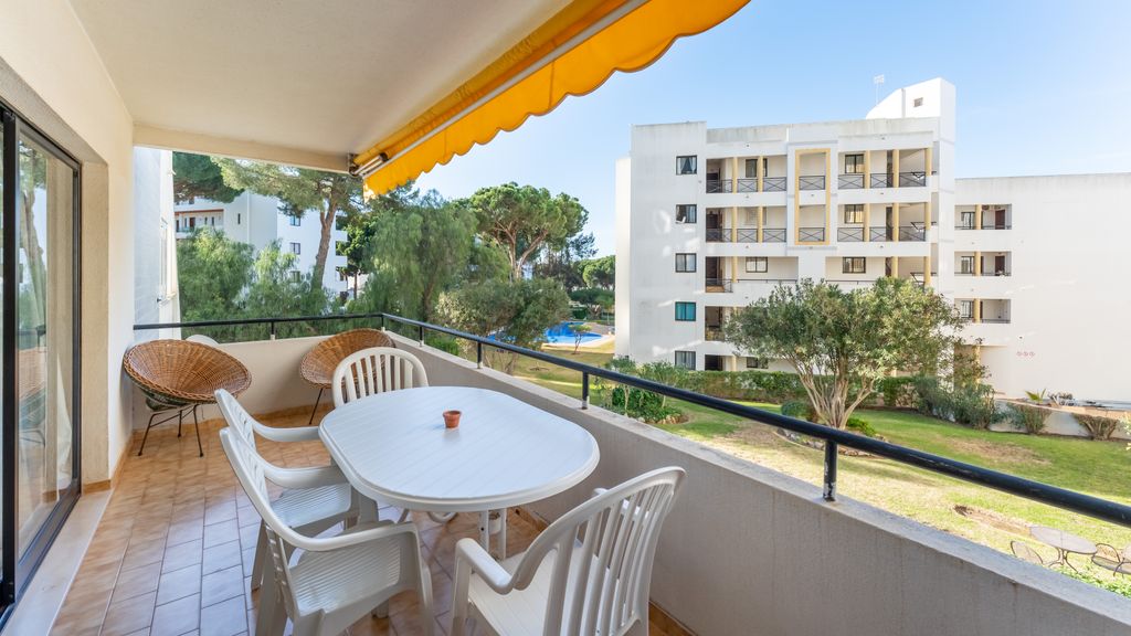 2 BDR Flat With Pool in Vilamoura by LovelyStay