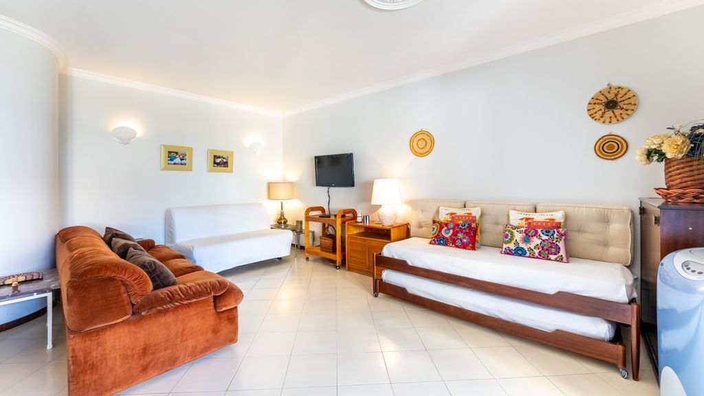 2 BDR Flat With Pool in Vilamoura by LovelyStay