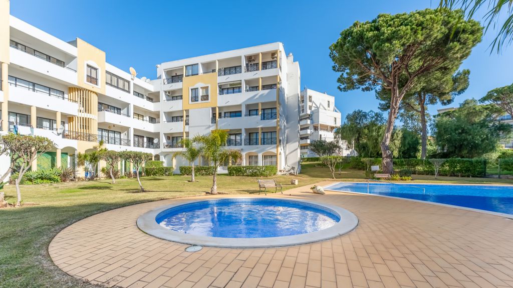 2 BDR Flat With Pool in Vilamoura by LovelyStay