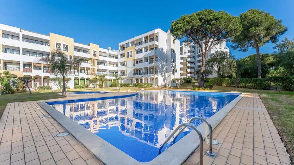 2 BDR Flat With Pool in Vilamoura by LovelyStay