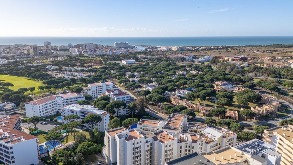 2 BDR Flat With Pool in Vilamoura by LovelyStay