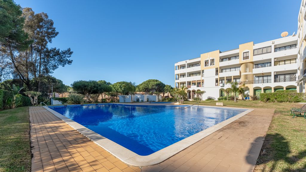 2 BDR Flat With Pool in Vilamoura by LovelyStay