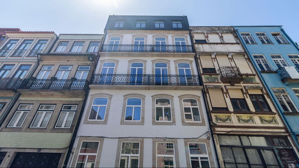 Almada 551 - 1.2 w/ AC and balcony by LovelyStay