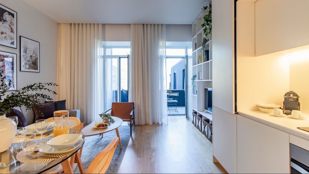 Almada 551 - 1.2 w/ AC and balcony by LovelyStay