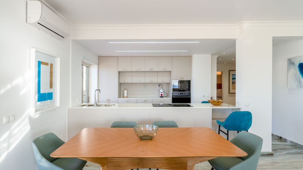 Ocean View 2 BDR Flat With Balcony by LovelyStay