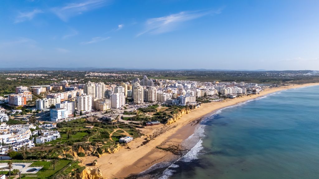 Ocean View 2 BDR Flat With Balcony by LovelyStay