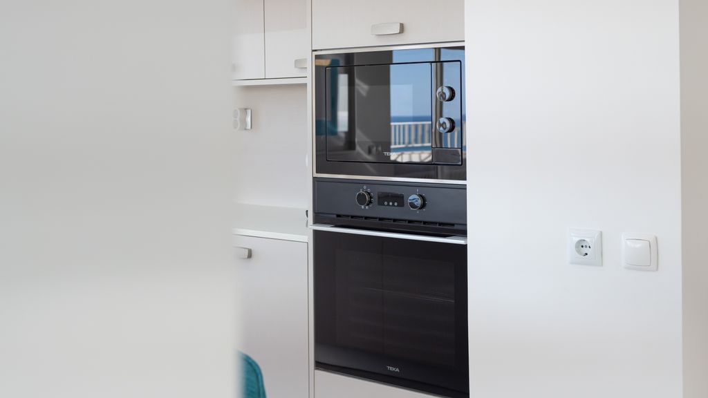 Ocean View 2 BDR Flat With Balcony by LovelyStay