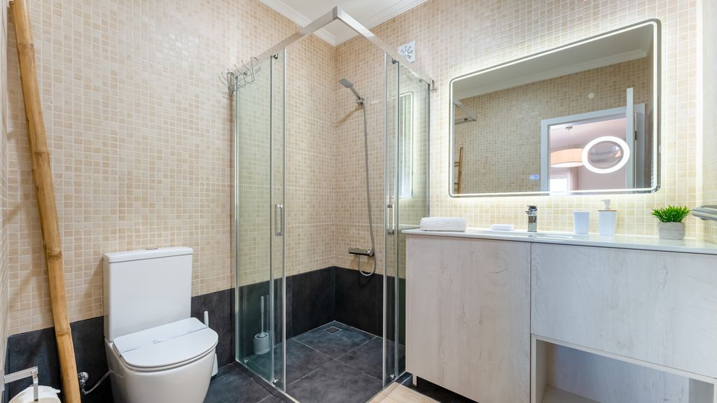Ocean View 2 BDR Flat With Balcony by LovelyStay