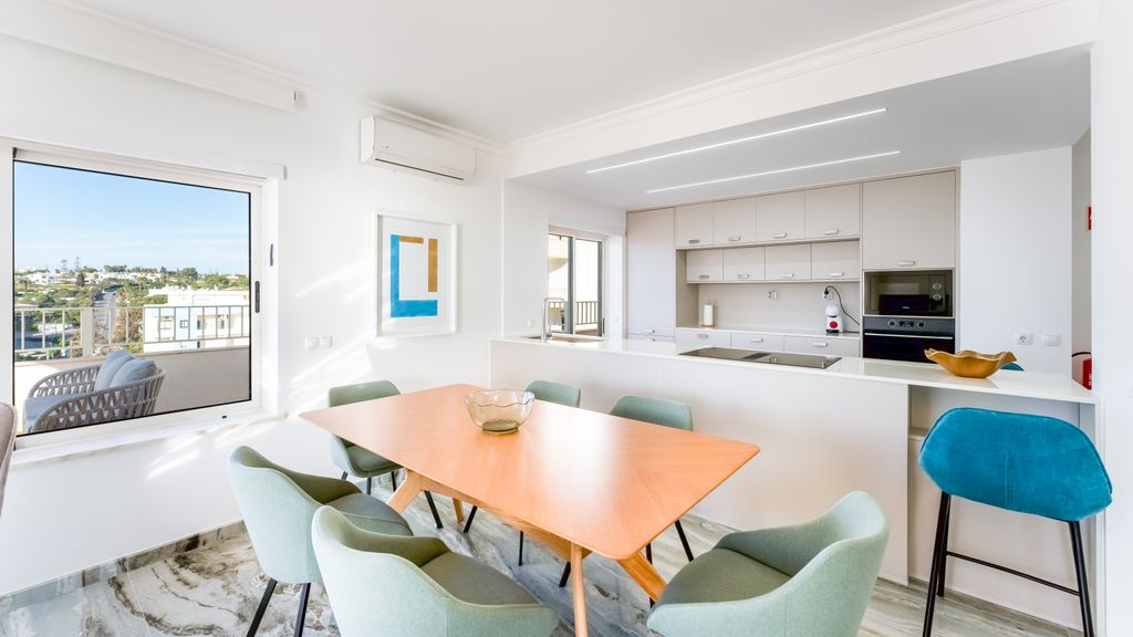 Ocean View 2 BDR Flat With Balcony by LovelyStay