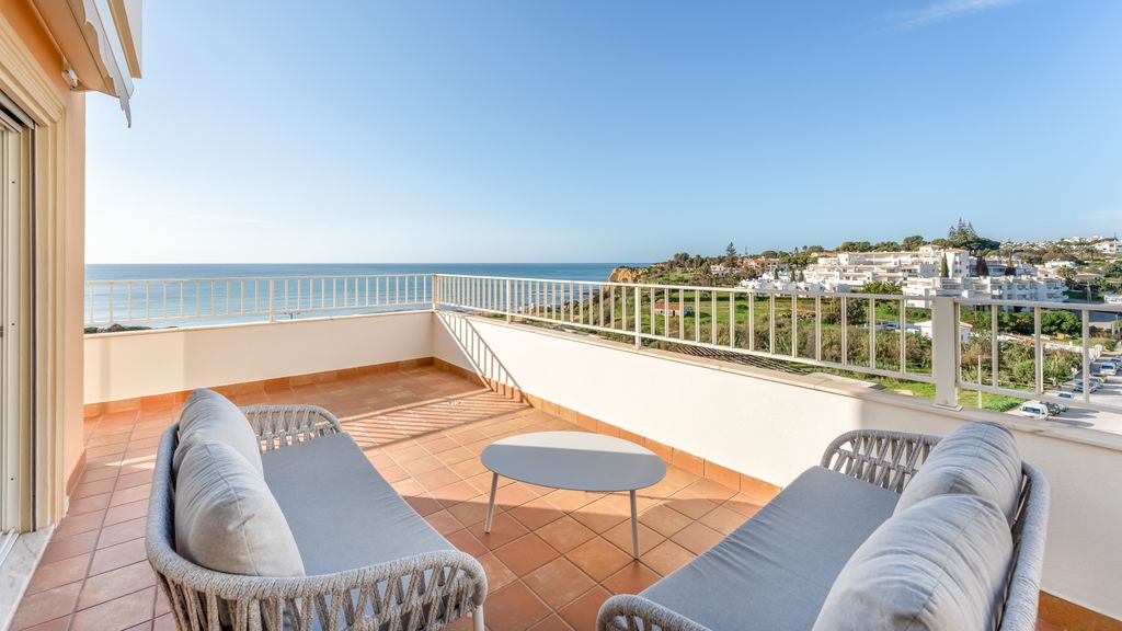 Ocean View 2 BDR Flat With Balcony by LovelyStay