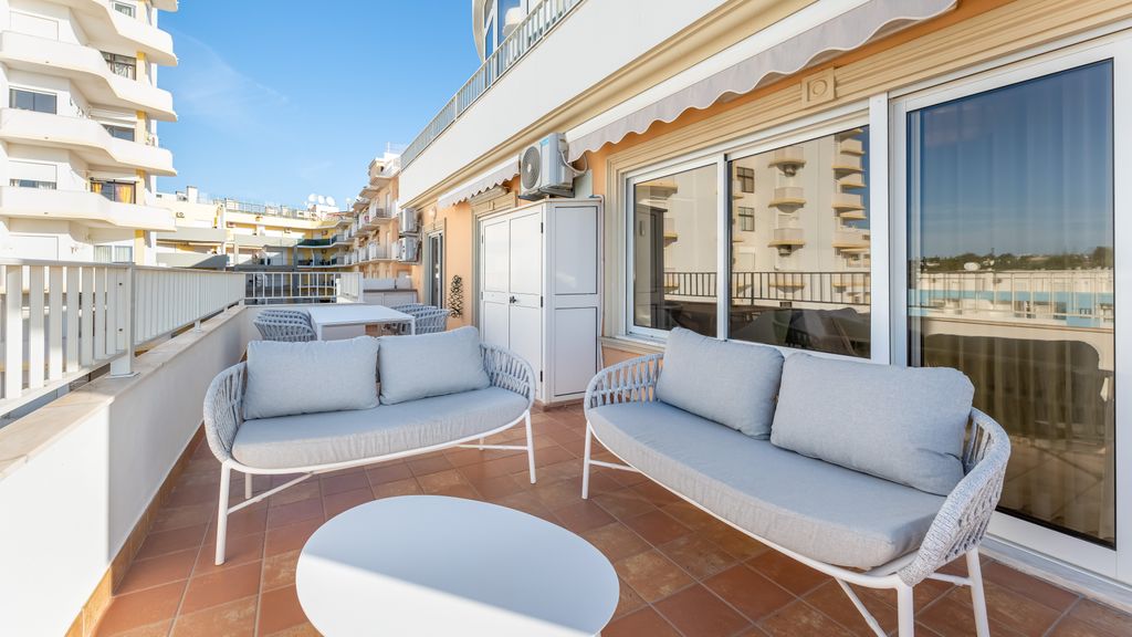 Ocean View 2 BDR Flat With Balcony by LovelyStay
