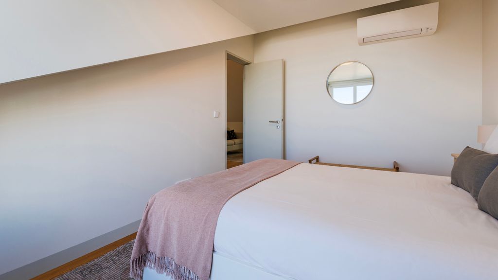 Elegant City Stay in Graça by LovelyStay