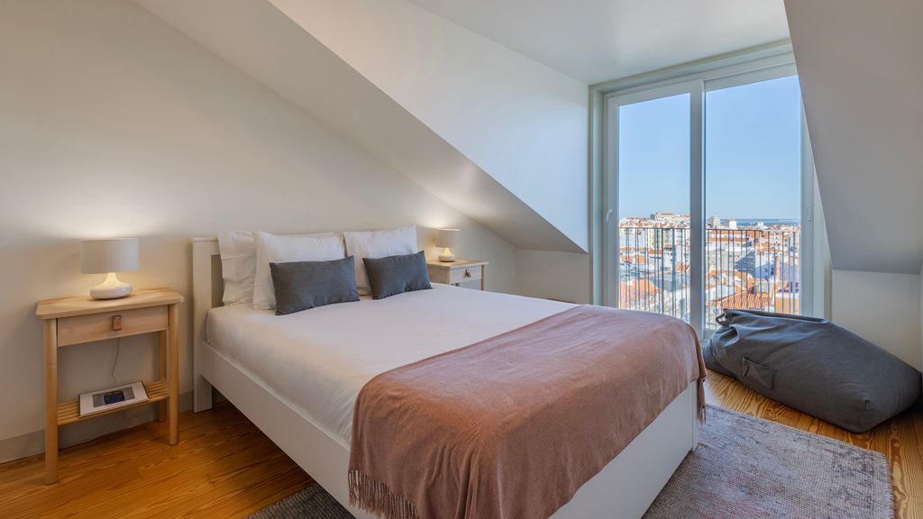 Elegant City Stay in Graça by LovelyStay