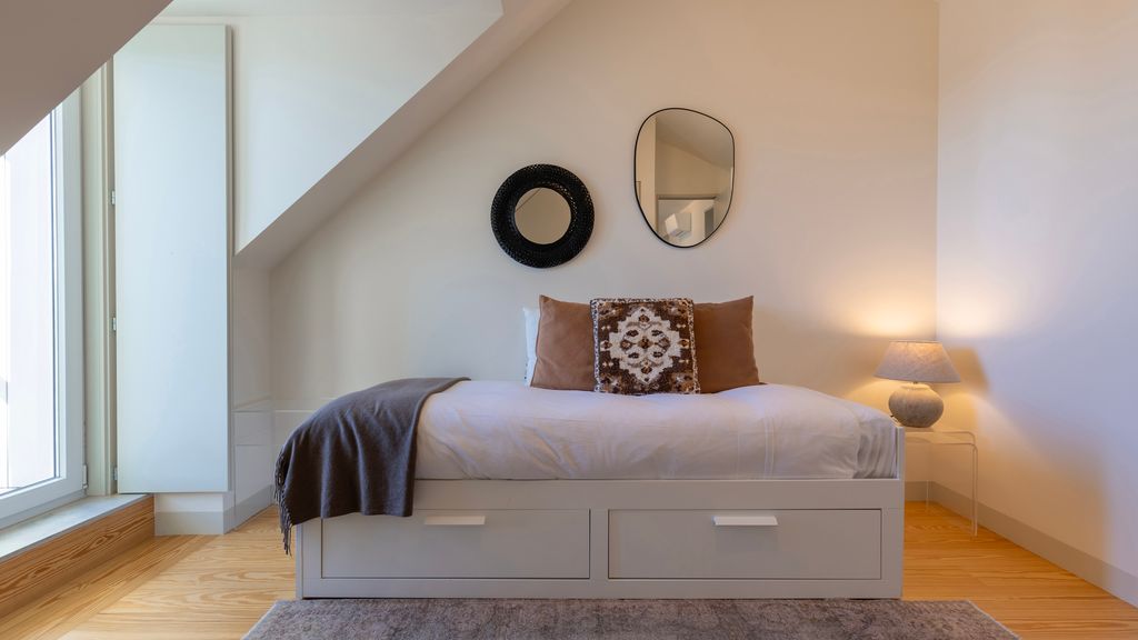 Elegant City Stay in Graça by LovelyStay