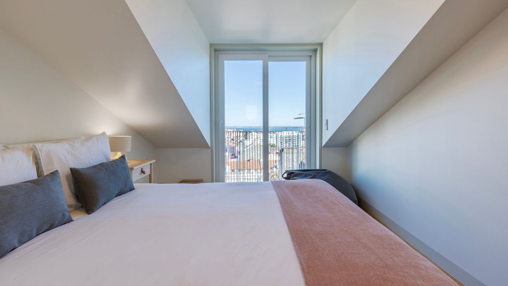 Elegant City Stay in Graça by LovelyStay