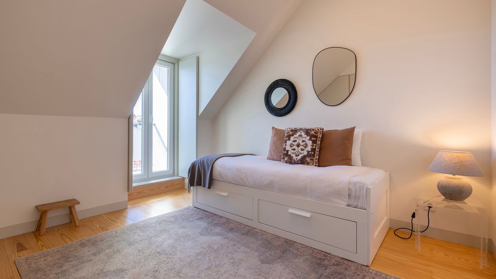 Elegant City Stay in Graça by LovelyStay