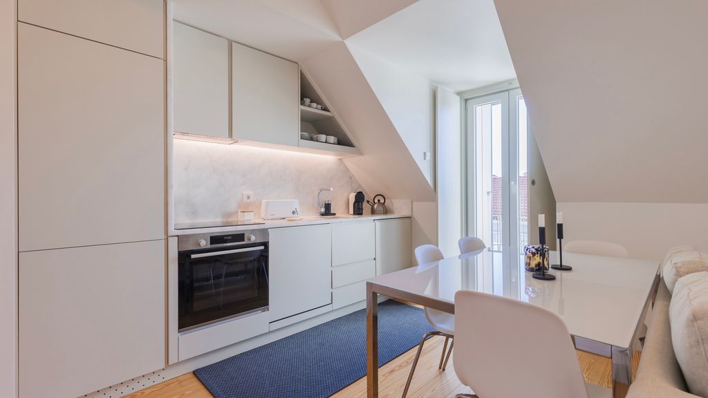 Elegant City Stay in Graça by LovelyStay