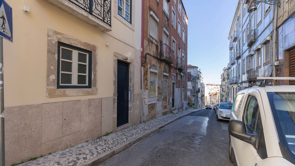 Elegant City Stay in Graça by LovelyStay
