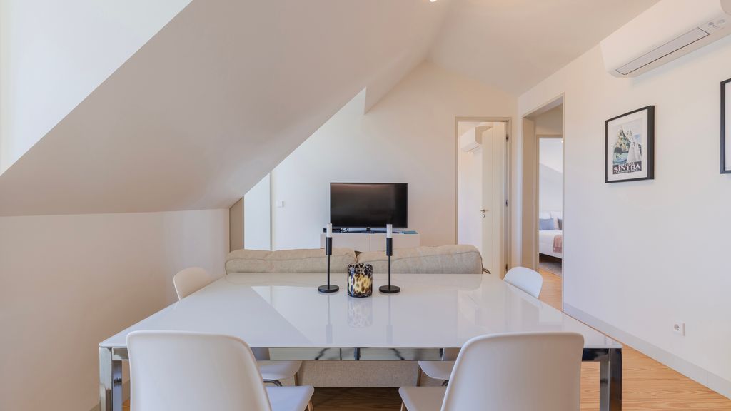 Elegant City Stay in Graça by LovelyStay