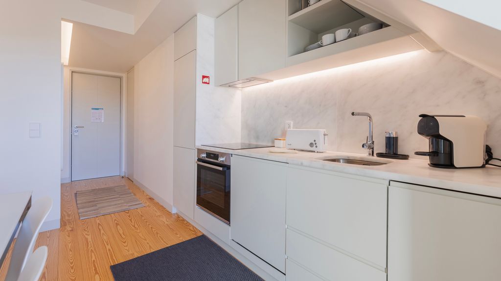 Elegant City Stay in Graça by LovelyStay