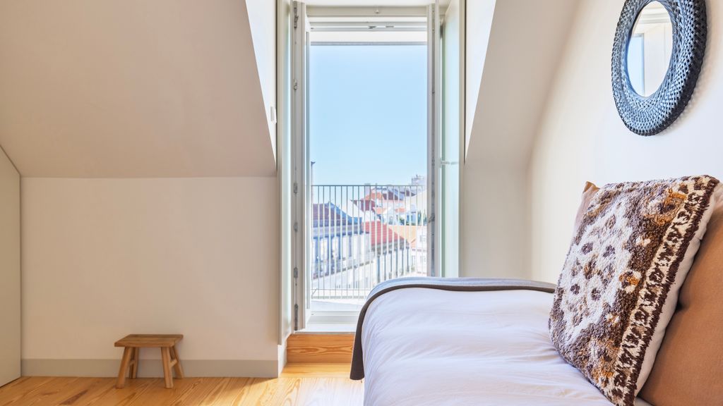 Elegant City Stay in Graça by LovelyStay