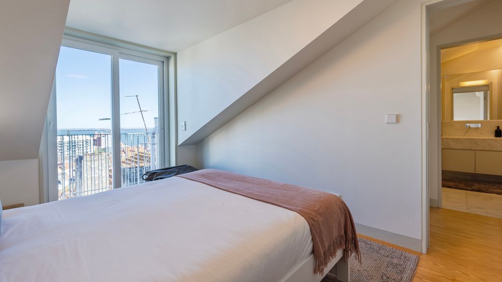 Elegant City Stay in Graça by LovelyStay