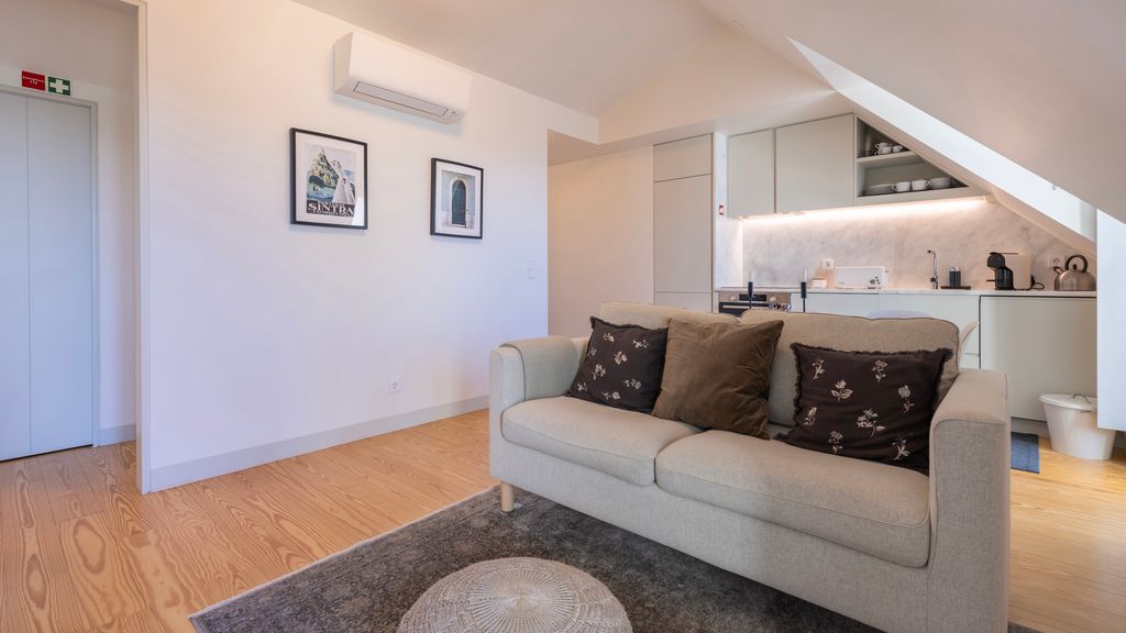 Elegant City Stay in Graça by LovelyStay