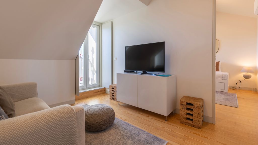 Elegant City Stay in Graça by LovelyStay