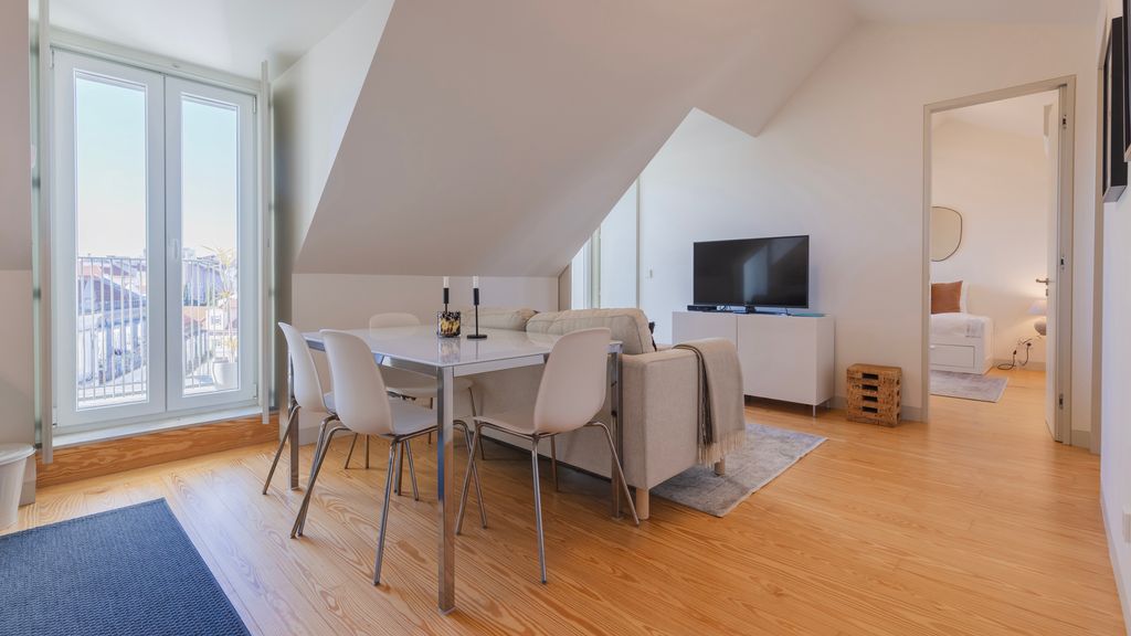 Elegant City Stay in Graça by LovelyStay