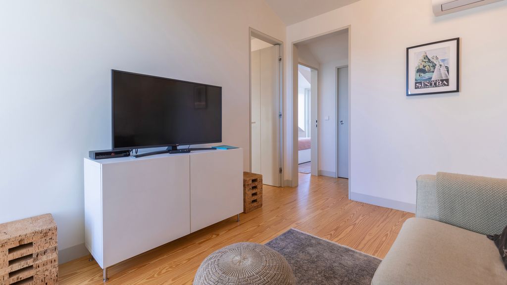 Elegant City Stay in Graça by LovelyStay