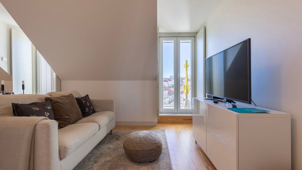 Elegant City Stay in Graça by LovelyStay
