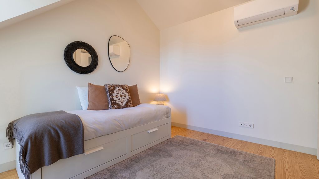 Elegant City Stay in Graça by LovelyStay