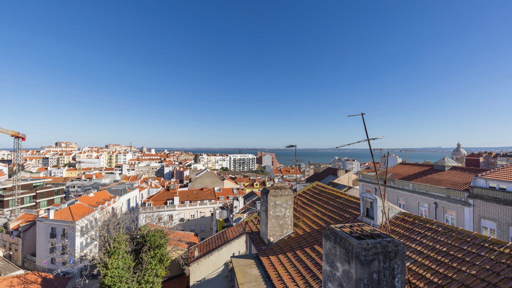Elegant City Stay in Graça by LovelyStay
