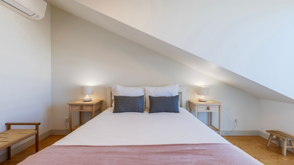 Elegant City Stay in Graça by LovelyStay