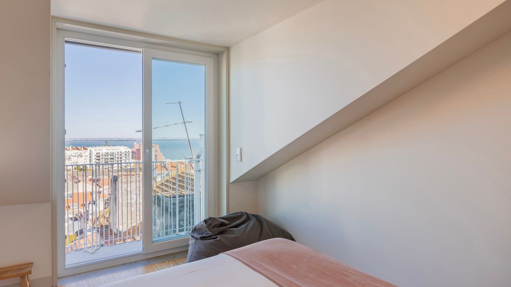 Elegant City Stay in Graça by LovelyStay