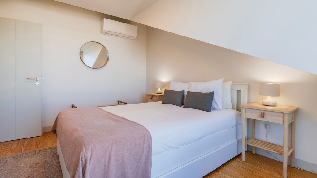 Elegant City Stay in Graça by LovelyStay